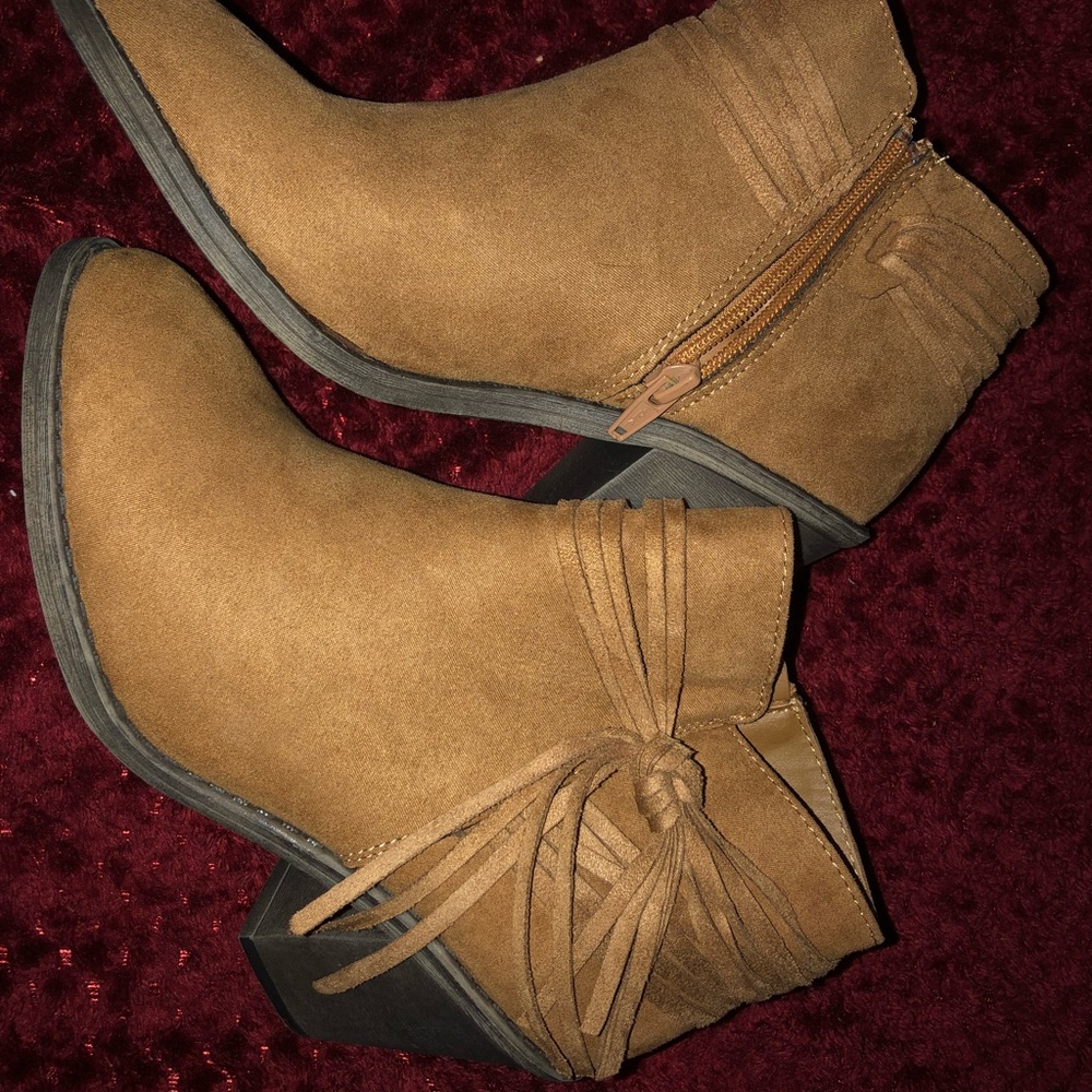Zip up brown booties!👢👢